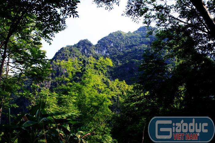 Hang Huyện hay còn gọi là hang Thắm, thuộc địa phận thôn Làng Tràng (Tràng Xá, Võ Nhai, Thái Nguyên)